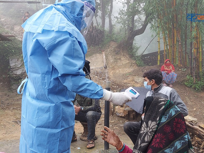 कोरोना संक्रमितका घर घरै डाक्टर (फोटो फिचर) 